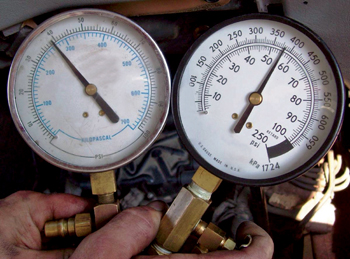 Left gauge: The older fuel pressure gauge (reading 17 psi lower than it should) caused incorrect diagnosis due to excessively low fuel pressure reading. Right gauge: The good fuel pressure gauge showed accurate readings and fuel pressure to be within specifications. 